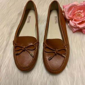 Michael Kors Womens Sutton Leather Closed Toe,